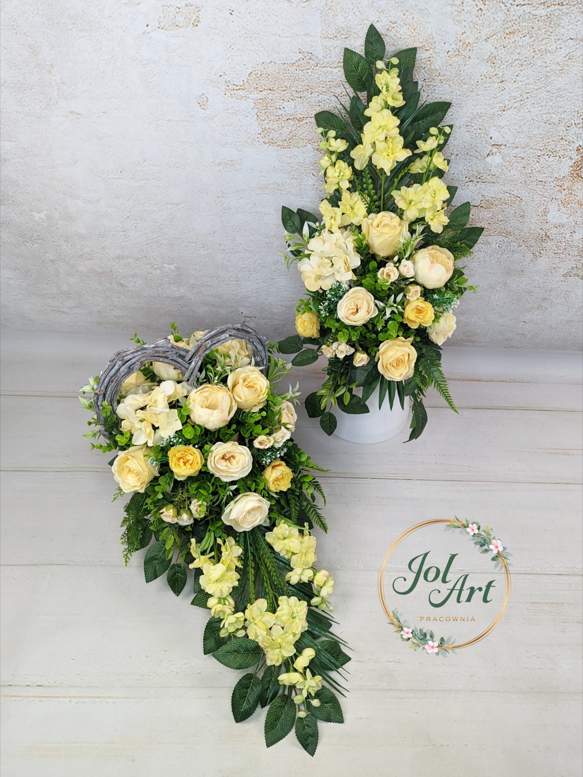 KOMPLET: KOMPOZYCJA W KOSZU SERCE NA PŁYTĘ Z BUKIETEM DO WAZONU NA CMENTARZ Z TULIPANAMI