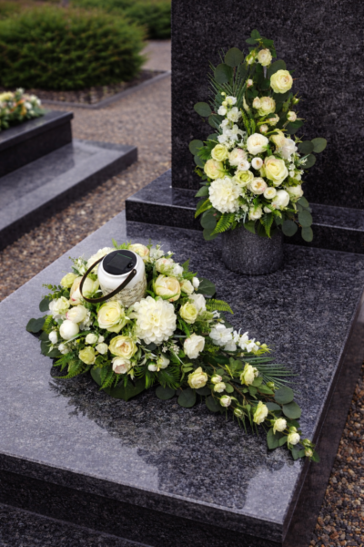 KOMPLET LAMPION SOLARNY: KOMPOZYCJA NA PŁYTĘ Z BUKIETEM DO WAZONU NA CMENTARZ